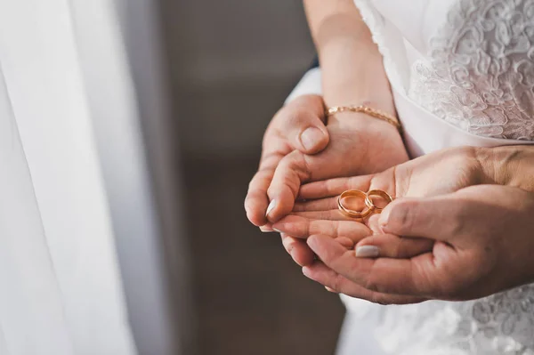 Der Bräutigam Umarmt Die Handfläche Der Braut Mit Eheringen — Stockfoto
