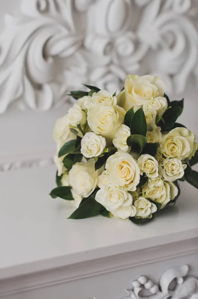 Ramo Limpio Rosas Beige Acostado Sobre Una Mesa Blanca —  Fotos de Stock