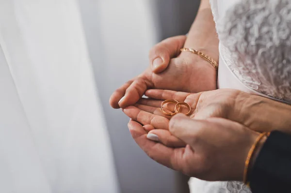 Abrazos Suaves Los Recién Casados Con Anillos Boda Sus Manos —  Fotos de Stock