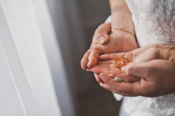 Noivo Abraça Palma Noiva Com Anéis Casamento — Fotografia de Stock