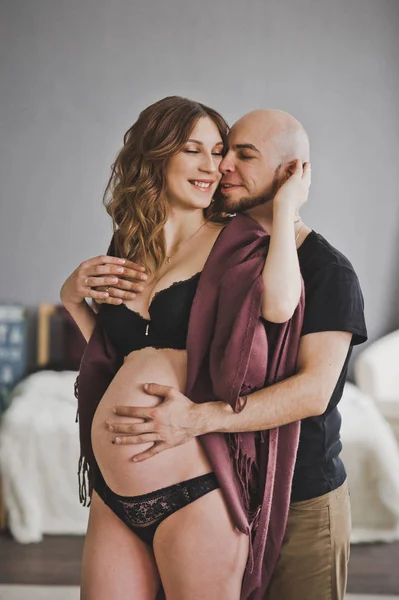 Cuidado Gentil Hombre Sobre Una Esposa Embarazada —  Fotos de Stock