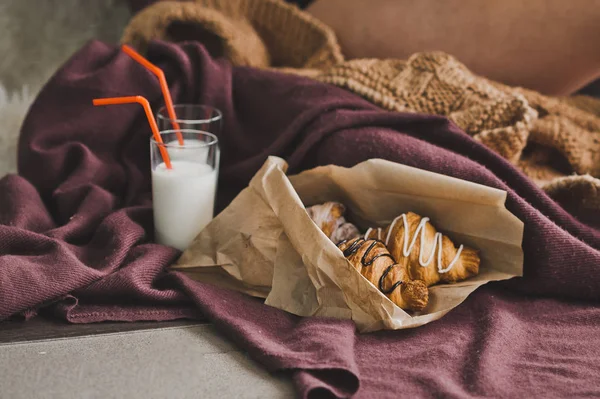 Bland Veck Tyget Croissanter Och Glas Mjölk — Stockfoto