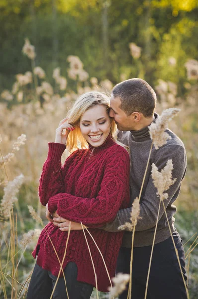 Jeune Couple Amoureux Étreint Sur Fond Roseaux — Photo