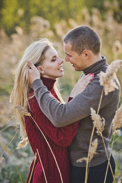 Jeunes Amants Dans Les Rayons Soleil Couchant — Photo