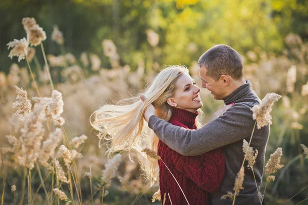 Ein Mann Und Eine Frau Bewundern Einander Und Der Nähe — Stockfoto