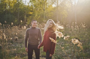 Sazlık olan bir alana ortasına gelen adam kızla.