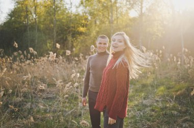 Orman yolları arasında bir çift aşık yürür.