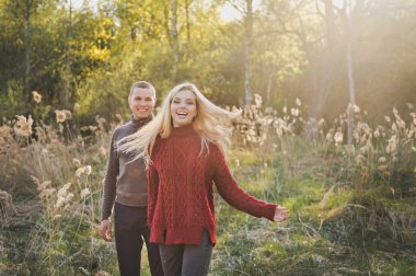 Orman yolları arasında bir çift aşık yürür.