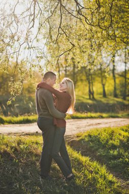 Batan güneşin ışınları ormanda severler sarılmak.