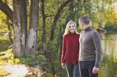 Genç aşıklar akşam gölün kıyısında yürümek..