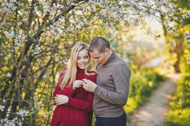 Kiraz çiçekleri arasında aşık yürüyüş.