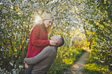 Çiçekli ağaçlar arka plan üzerinde sarılma severler.