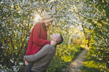 Çiçekli ağaçlar arka plan üzerinde sarılma severler.
