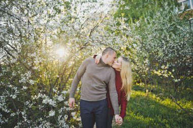Aşıklar birbirlerine çiçekli bahçede yürüyüş hayranım.