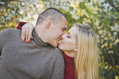 Aşıklar birbirlerine çiçekli bahçede yürüyüş hayranım.