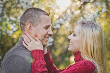 Aşıklar birbirlerine çiçekli bahçede yürüyüş hayranım.