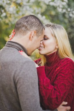 Aşıklar birbirlerine çiçekli bahçede yürüyüş hayranım.