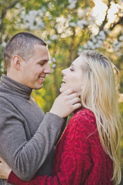 Aşıklar birbirlerine çiçekli bahçede yürüyüş hayranım.