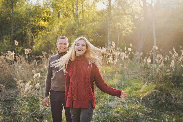 Orman yolları arasında bir çift aşık yürür.