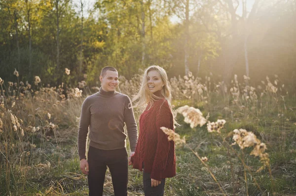 Sazlık olan bir alana ortasına gelen adam kızla.