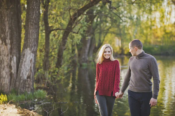 Genç aşıklar akşam gölün kıyısında yürümek..