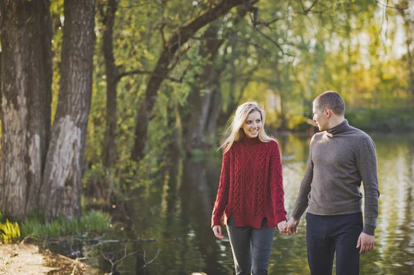 一对相爱的情侣沿着池塘的岸边散步 — 图库照片