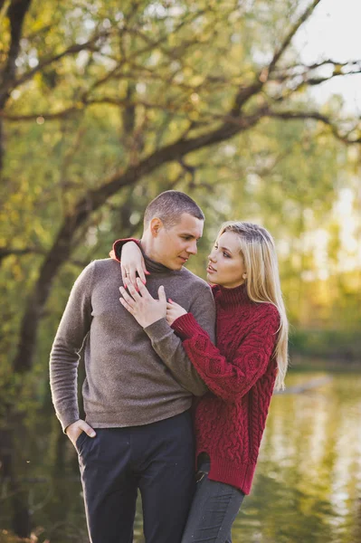 Bir çift aşık gölet kıyı yürür.