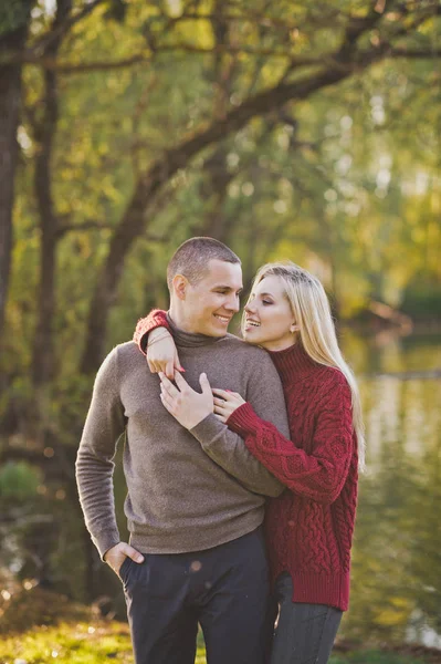 Young Couple Hugging Standing Beautiful Lake — Stock Photo, Image