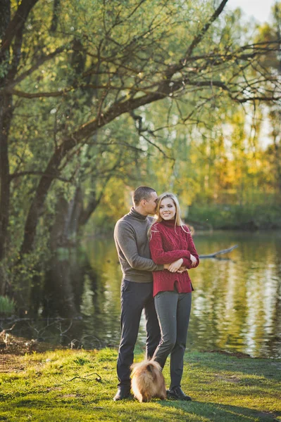 Junges Paar Umarmt Stehend Einem Schönen See — Stockfoto
