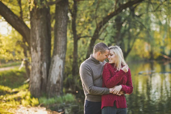 Guy Girl Hugging Standing Shore Pond — Stock Photo, Image