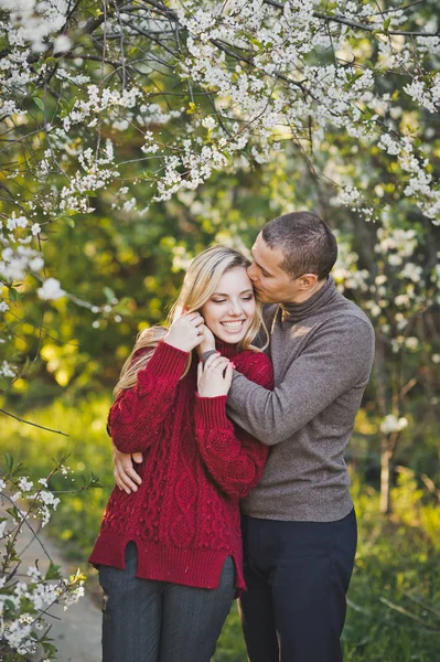 Una Pareja Feliz Las Flores Cerezo —  Fotos de Stock