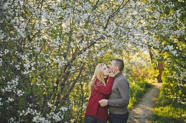 Les Amoureux Marchent Long Ruelle Fleurie — Photo