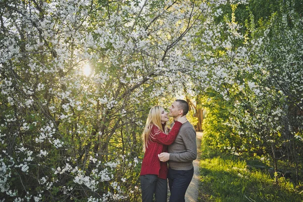 Una Pareja Feliz Contexto Floreciente Naturaleza —  Fotos de Stock