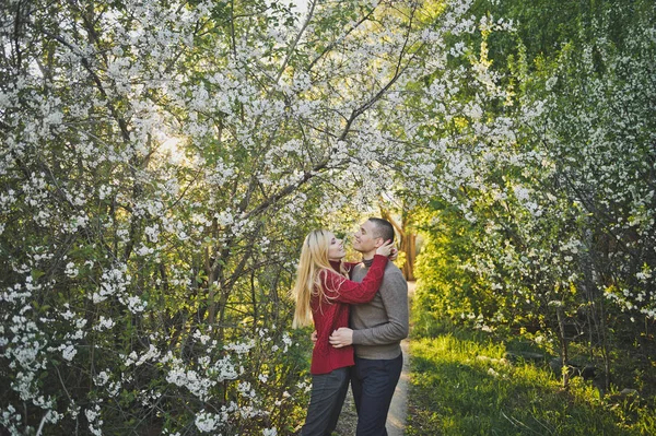 Casal Feliz Contra Pano Fundo Natureza Florescente — Fotografia de Stock