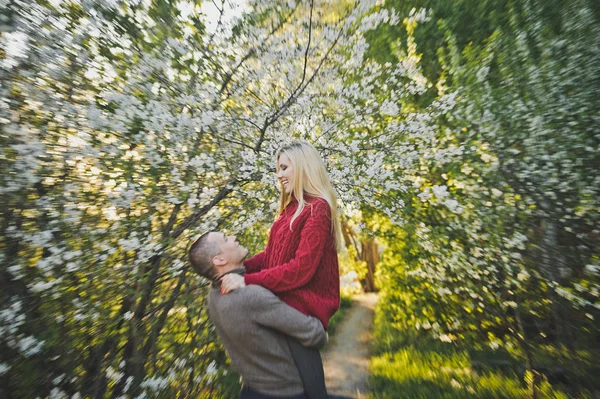 恋人拥抱在开花树的背景下 — 图库照片