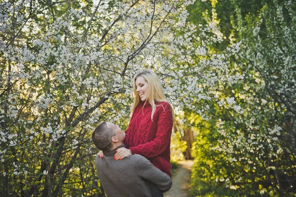 Ein Glückliches Paar Vor Dem Hintergrund Der Blühenden Natur — Stockfoto