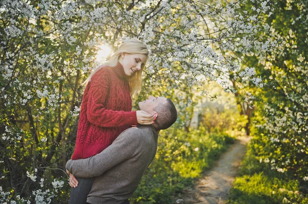 Çiçekli ağaçlar arka plan üzerinde sarılma severler.