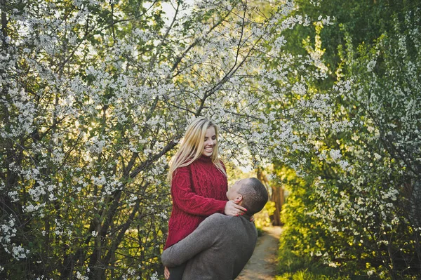 Liebhaber Umarmen Sich Vor Dem Hintergrund Blühender Bäume — Stockfoto
