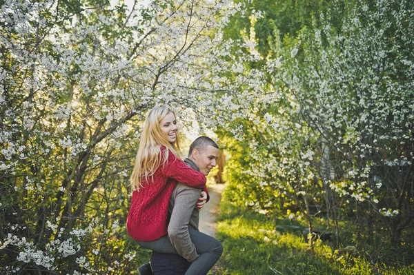 Flickan Sadlade Glatt Killen Bakgrund Blommande Trädgård — Stockfoto