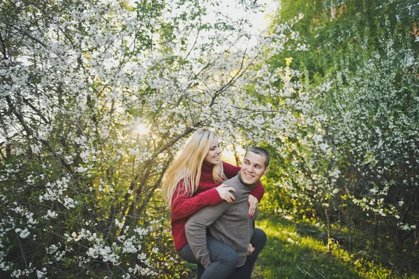 Ragazza Cavalcando Ragazzo Uno Sfondo Giardino — Foto Stock