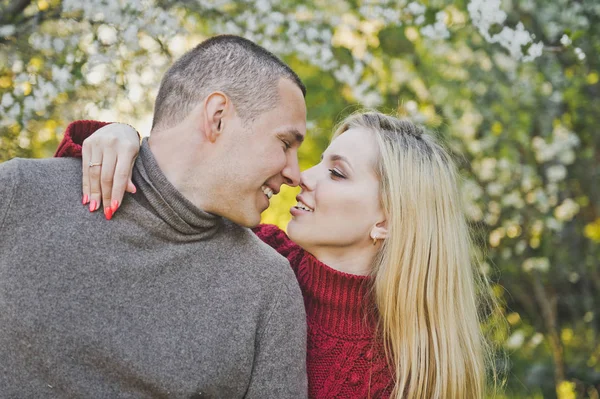 Lovers Admire Each Other Walking Flowering Garden — Stock Photo, Image