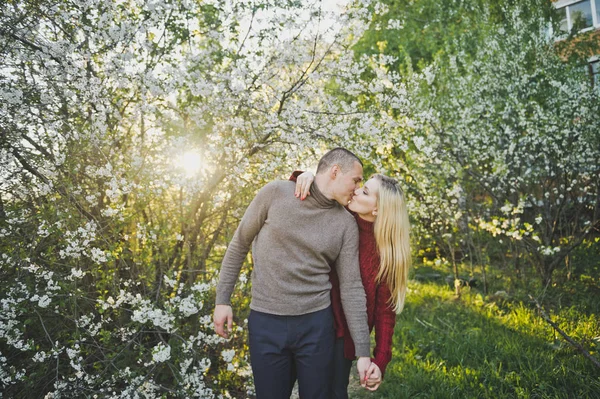 Liebhaber Bewundern Einander Beim Spazierengehen Blühenden Garten — Stockfoto