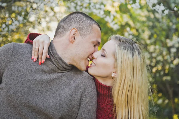 Aşıklar birbirlerine çiçekli bahçede yürüyüş hayranım.