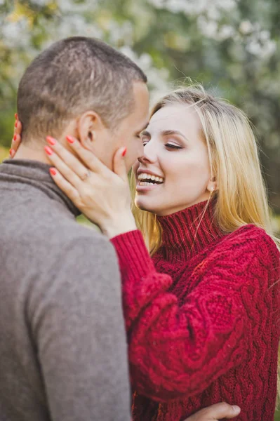 Aşıklar birbirlerine çiçekli bahçede yürüyüş hayranım.