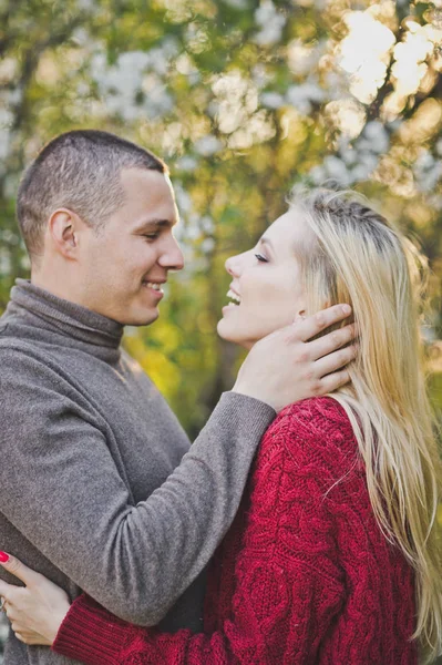 Aşıklar birbirlerine çiçekli bahçede yürüyüş hayranım.