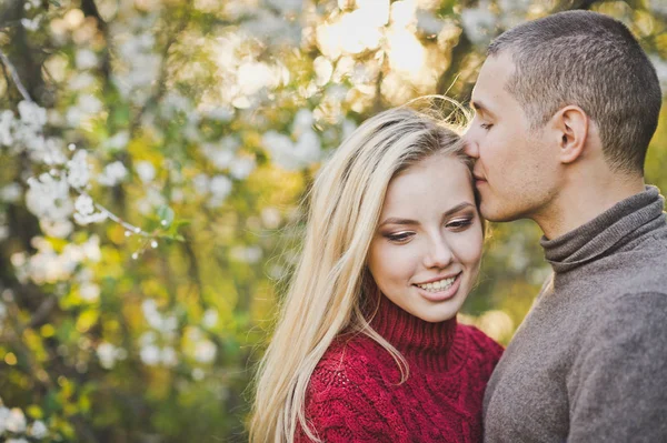 Aşık öpüşen bir çift büyük bir portresi.