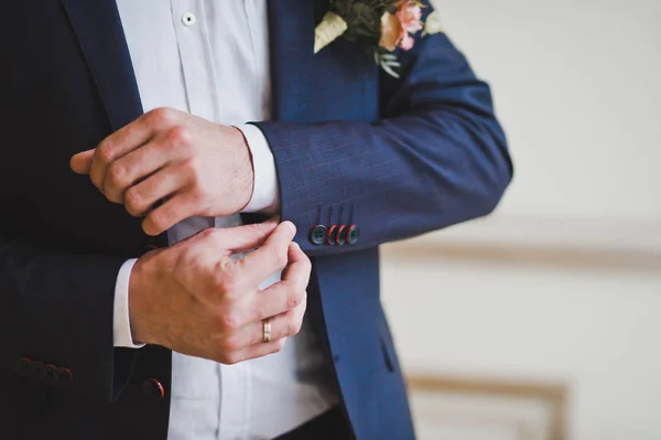 Los Toques Finales Del Traje Para Hombre — Foto de Stock