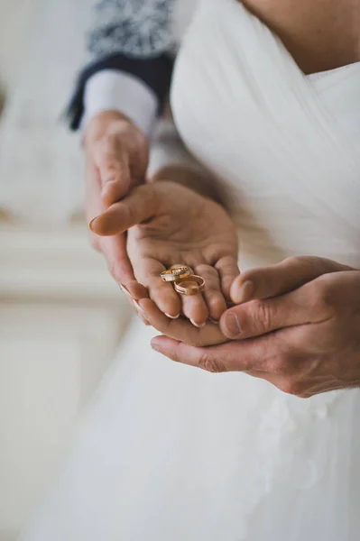 Abraço Doce Marido Mãos Esposas Com Anéis Casamento — Fotografia de Stock