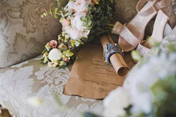 豪华椅上的花束和新娘鞋 — 图库照片
