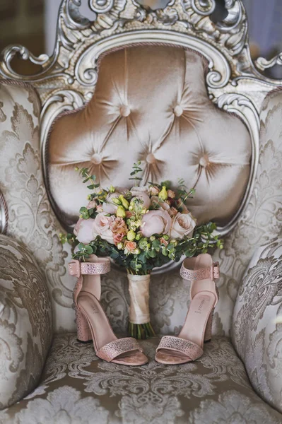 Magnifique Bouquet Mariage Chaussures Sur Chaise Des Rois — Photo